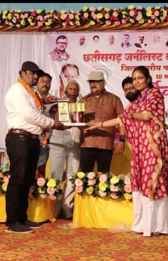 बालोद जिले में छत्तीसगढ़ जर्नलिस्ट वेलफेयर यूनियन का जिला स्तरीय पत्रकार सम्मलेन एवं सम्मान समारोह संपन्न, संसदीय सचिव, विधायक सहित यूनियन के प्रदेश अध्यक्ष अमित गौतम रहे मौजूद, अध्यक्ष अमित गौतम ने कहा पूरे प्रदेश में पत्रकारों के सशक्त संगठन के रूप में काम कर रहा जनर्लिस्ट वेलफेयर यूनियन, प्रदेश पदाधिकारी तिलका साहू ने भी करी बालोद जिले के पत्रकार साथियों के उत्साह की प्रशंसा बालोद जिले में छत्तीसगढ़ जर्नलिस्ट वेलफेयर यूनियन का जिला स्तरीय पत्रकार सम्मलेन एवं सम्मान समारोह संपन्न, संसदीय सचिव, विधायक सहित यूनियन के प्रदेश अध्यक्ष अमित गौतम रहे मौजूद, अध्यक्ष अमित गौतम ने कहा पूरे प्रदेश में पत्रकारों के सशक्त संगठन के रूप में काम कर रहा जनर्लिस्ट वेलफेयर यूनियन, प्रदेश पदाधिकारी तिलका साहू ने भी करी बालोद जिले के पत्रकार साथियों के उत्साह की प्रशंसा kshititech