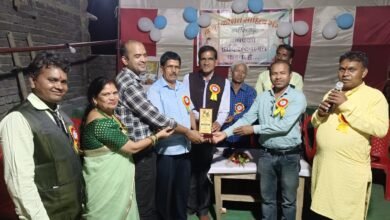 कला कौशल साहित्य संगम जनसेवा संस्थान ने किया कवि सम्मेलन का आयोजन, कौशल-गौरी महंत की विवाह की 25 वीं वर्षगांठ पर था विशेष रूप से साहित्यकारों का संगम,उपस्थित साहित्यकारों ने दी अपनी सुंदर प्रस्तुति, कला कौशल सम्मान 2023 से सभी आमंत्रित कवियों को किया कौशल महंत में सम्मानित kshititech