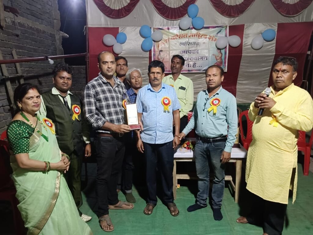 कला कौशल साहित्य संगम जनसेवा संस्थान ने किया कवि सम्मेलन का आयोजन, कौशल-गौरी महंत की विवाह की 25 वीं वर्षगांठ पर था विशेष रूप से साहित्यकारों का संगम,उपस्थित साहित्यकारों ने दी अपनी सुंदर प्रस्तुति, कला कौशल सम्मान 2023 से सभी आमंत्रित कवियों को किया कौशल महंत में सम्मानित कला कौशल साहित्य संगम जनसेवा संस्थान ने किया कवि सम्मेलन का आयोजन, कौशल-गौरी महंत की विवाह की 25 वीं वर्षगांठ पर था विशेष रूप से साहित्यकारों का संगम,उपस्थित साहित्यकारों ने दी अपनी सुंदर प्रस्तुति, कला कौशल सम्मान 2023 से सभी आमंत्रित कवियों को किया कौशल महंत में सम्मानित kshititech