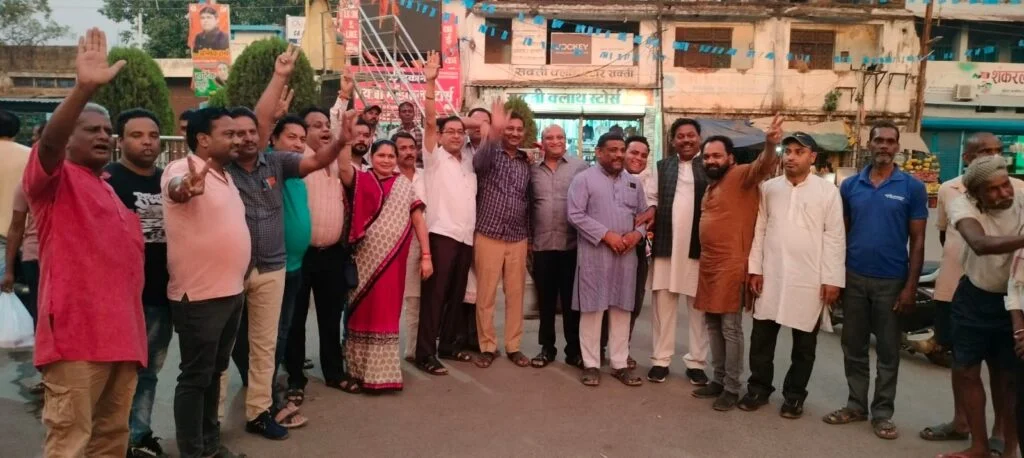 कर्नाटक में कांग्रेस की बड़ी जीत पर जिला मुख्यालय शक्ति में भी कांग्रेसियों ने मनाया जीत का जश्न, सिद्ध श्री हनुमान मंदिर में प्रसाद लगाकर बांटी मिठाईयां, विधानसभा अध्यक्ष महंत ने भी सोनिया, राहुल सहित कांग्रेस कार्यकर्ताओ को दी शुभकामनाएं, मातृ दिवस पर महंत दंपति की शुभकामनाएं कर्नाटक में कांग्रेस की बड़ी जीत पर जिला मुख्यालय शक्ति में भी कांग्रेसियों ने मनाया जीत का जश्न, सिद्ध श्री हनुमान मंदिर में प्रसाद लगाकर बांटी मिठाईयां, विधानसभा अध्यक्ष महंत ने भी सोनिया, राहुल सहित कांग्रेस कार्यकर्ताओ को दी शुभकामनाएं, मातृ दिवस पर महंत दंपति की शुभकामनाएं kshititech