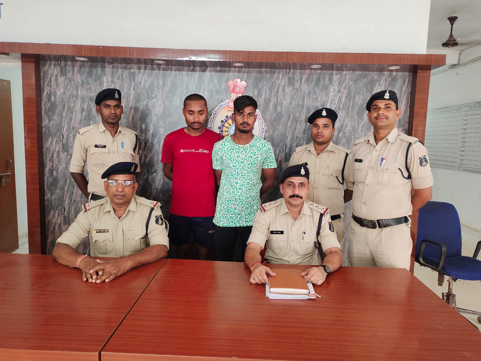 शक्ति में नाबालिक लड़की के साथ सामूहिक बलात्कार करने वाले युवक चंद घंटों में ही गिरफ्तार, शक्ति पुलिस की सजगता से अपराधियों पर हो रही त्वरित कार्यवाही, जिला पुलिस अधीक्षक के निर्देशन में सक्रिय है पुलिस शक्ति में नाबालिक लड़की के साथ सामूहिक बलात्कार करने वाले युवक चंद घंटों में ही गिरफ्तार, शक्ति पुलिस की सजगता से अपराधियों पर हो रही त्वरित कार्यवाही, जिला पुलिस अधीक्षक के निर्देशन में सक्रिय है पुलिस kshititech