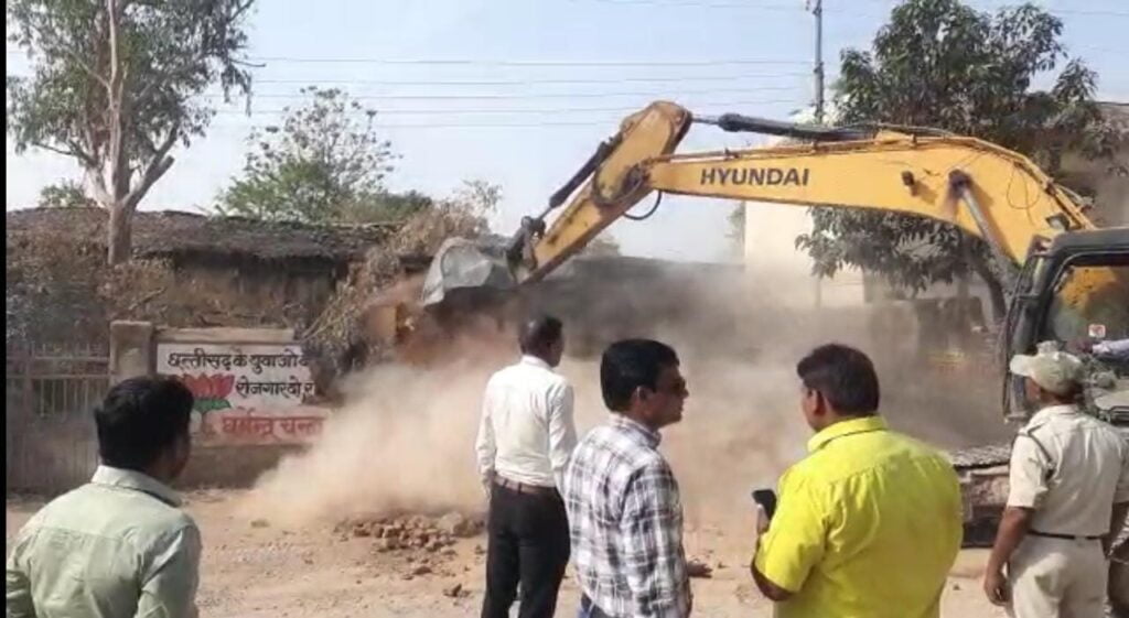 जिले में फिर चालू हुआ अतिक्रमण हटाओ अभियान-- डभरा में भी चला प्रशासन का बुलडोजर, सड़क चौड़ीकरण को लेकर मुख्य मार्ग से हटाए गए अतिक्रमण, स्थानीय पुलिस प्रशासन रही मुस्तैदी से तैनात, मासूम नवजात को मिला शासन की योजना का लाभ जिले में फिर चालू हुआ अतिक्रमण हटाओ अभियान-- डभरा में भी चला प्रशासन का बुलडोजर, सड़क चौड़ीकरण को लेकर मुख्य मार्ग से हटाए गए अतिक्रमण, स्थानीय पुलिस प्रशासन रही मुस्तैदी से तैनात, मासूम नवजात को मिला शासन की योजना का लाभ kshititech