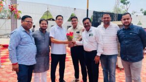 अपने जनसेवक का जन्मदिन मनाने दिखा समर्थकों में उत्साह-- श्यामसुंदर ने जन्मदिन पर महामाया मंदिर, सिद्ध श्री हनुमान मंदिर में जाकर टेका मत्था,बिसाहूदास महंत उद्यान में किया प्रतिमा पर माल्यार्पण तो वही शक्ति की गौशाला में पहुंचकर गौ माताओं को खिलाया गुड़- चना, श्यामू समर्थक जगह-जगह कर रहे जन्मदिन का आयोजन, श्यामसुंदर ने कहा-- आप सभी की मिली शुभकामनाओं एवं आशीर्वाद से मैं अभिभूत अपने जनसेवक का जन्मदिन मनाने दिखा समर्थकों में उत्साह-- श्यामसुंदर ने जन्मदिन पर महामाया मंदिर, सिद्ध श्री हनुमान मंदिर में जाकर टेका मत्था,बिसाहूदास महंत उद्यान में किया प्रतिमा पर माल्यार्पण तो वही शक्ति की गौशाला में पहुंचकर गौ माताओं को खिलाया गुड़- चना, श्यामू समर्थक जगह-जगह कर रहे जन्मदिन का आयोजन, श्यामसुंदर ने कहा-- आप सभी की मिली शुभकामनाओं एवं आशीर्वाद से मैं अभिभूत kshititech
