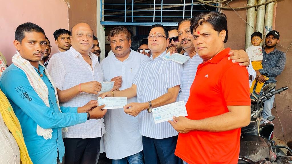 शक्ति विधानसभा के 175 लोगों को जनसंपर्क राशि का मिला चेक-- विधानसभा अध्यक्ष महंत की अनुशंसा एवं जिला प्रतिनिधि गुलजार सिंह की मांग पर 175 जरूरतमंद लोगों को किया गया जनसंपर्क राशि का चेक वितरण, 16 मई को जनपद शक्ति में हुआ चेक वितरण कार्यक्रम शक्ति विधानसभा के 175 लोगों को जनसंपर्क राशि का मिला चेक-- विधानसभा अध्यक्ष महंत की अनुशंसा एवं जिला प्रतिनिधि गुलजार सिंह की मांग पर 175 जरूरतमंद लोगों को किया गया जनसंपर्क राशि का चेक वितरण, 16 मई को जनपद शक्ति में हुआ चेक वितरण कार्यक्रम kshititech