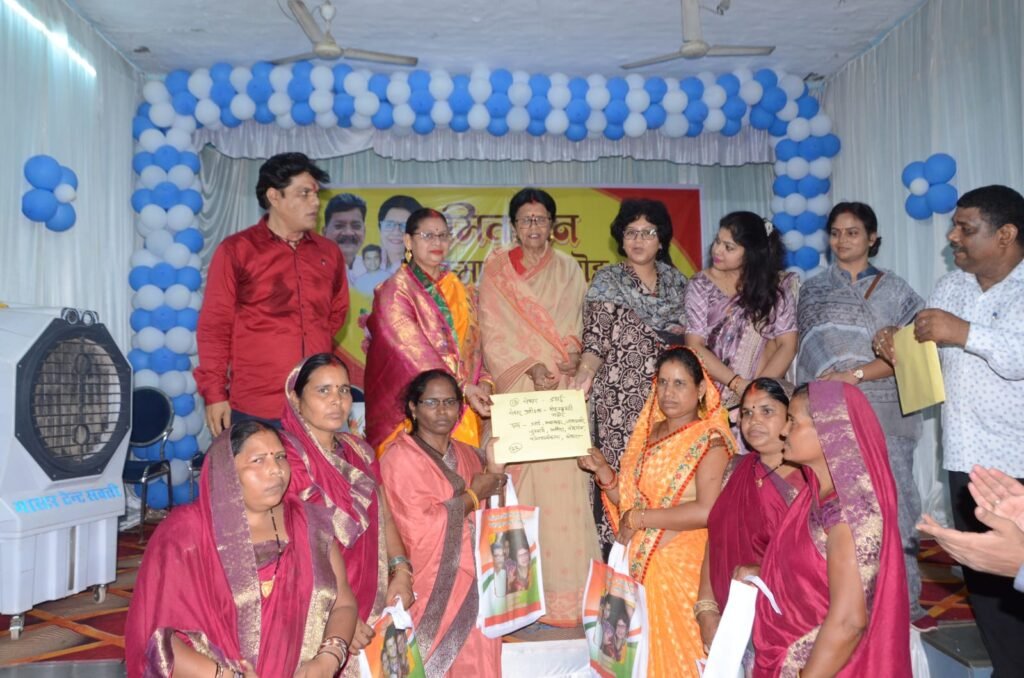 मैदानी क्षेत्रों में मितानिनों का कार्य प्रशंसनीय, राज्य सरकार ने बढ़ई मितानिनों की प्रोत्साहन राशि- डॉ चरणदास महंत अध्यक्ष छत्तीसगढ़ विधानसभा, महंत दंपत्ति ने किया मितानिनो को चार-चार हजार रुपये की स्वेच्छा अनुदान राशि का चेक वितरण kshititech