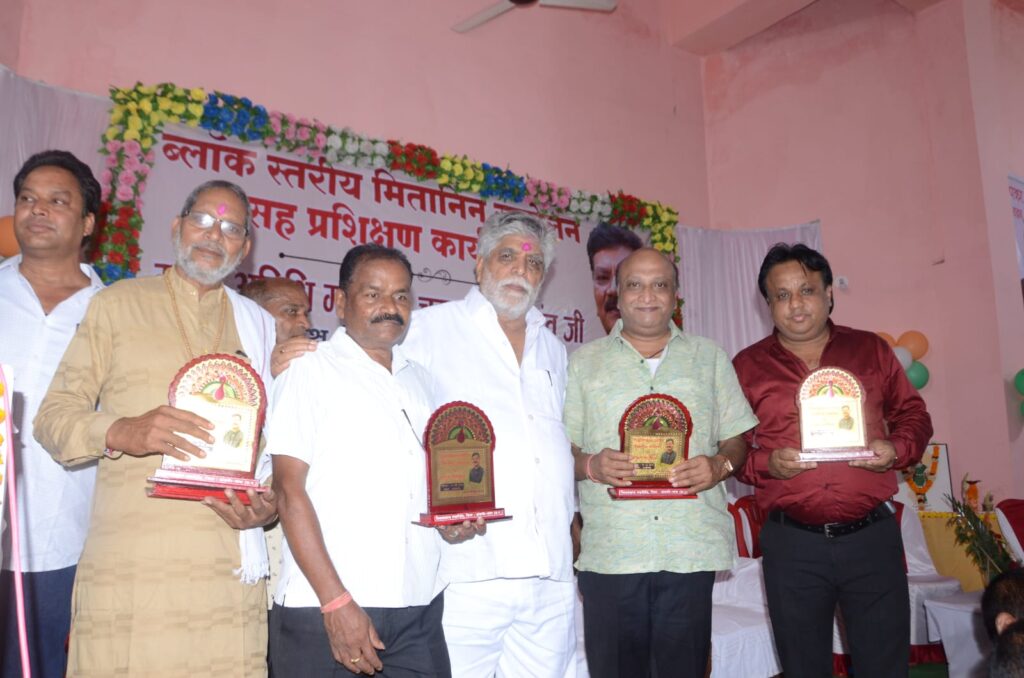 मितानिन समाज निर्माण में सहायक एवम हमेशा सम्माननीय है - डॉ चरणदास महंत,मैं हमेशा मितानिन बहनों के साथ रहूंगी इनको अधिकार दिलाना मेरा काम है-सांसद ज्योत्सना महंत,बम्हनीनडीह विकासखंड में भी हुआ मितानिनो को चेक का वितरण, विधायक प्रतिनिधि नरेश गेवाडीन ने दी जानकारी मितानिन समाज निर्माण में सहायक एवम हमेशा सम्माननीय है - डॉ चरणदास महंत,मैं हमेशा मितानिन बहनों के साथ रहूंगी इनको अधिकार दिलाना मेरा काम है-सांसद ज्योत्सना महंत,बम्हनीनडीह विकासखंड में भी हुआ मितानिनो को चेक का वितरण, विधायक प्रतिनिधि नरेश गेवाडीन ने दी जानकारी kshititech