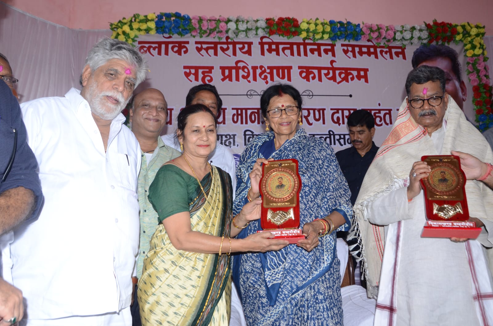मितानिन समाज निर्माण में सहायक एवम हमेशा सम्माननीय है - डॉ चरणदास महंत,मैं हमेशा मितानिन बहनों के साथ रहूंगी इनको अधिकार दिलाना मेरा काम है-सांसद ज्योत्सना महंत,बम्हनीनडीह विकासखंड में भी हुआ मितानिनो को चेक का वितरण, विधायक प्रतिनिधि नरेश गेवाडीन ने दी जानकारी मितानिन समाज निर्माण में सहायक एवम हमेशा सम्माननीय है - डॉ चरणदास महंत,मैं हमेशा मितानिन बहनों के साथ रहूंगी इनको अधिकार दिलाना मेरा काम है-सांसद ज्योत्सना महंत,बम्हनीनडीह विकासखंड में भी हुआ मितानिनो को चेक का वितरण, विधायक प्रतिनिधि नरेश गेवाडीन ने दी जानकारी kshititech