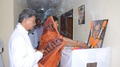 पुण्यतिथि पर याद किए गए राजीव-- विधानसभा अध्यक्ष डॉ. चरणदास महंत ने भारत के पूर्व प्रधानमंत्री राजीव गांधी की पुण्यतिथि पर पुष्पांजलि अर्पित कर किया नमन,18 साल के युवाओं को मताधिकार का अधिकार राजीव जी की देन - डॉ महंत kshititech