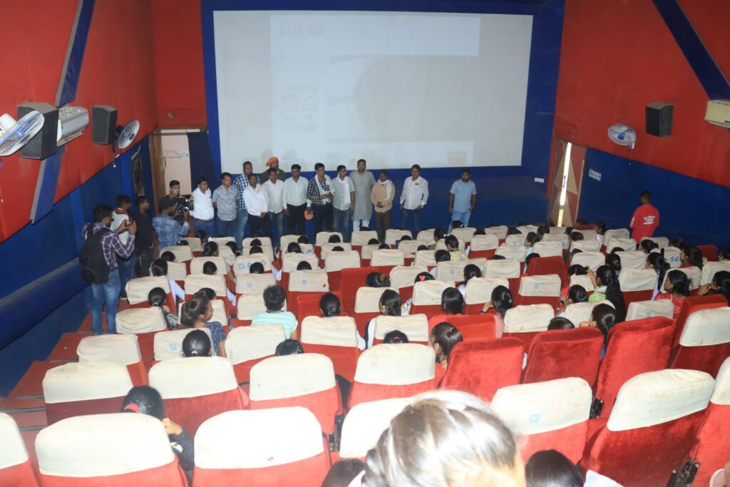 अमर सुल्तानिया की अनुकरणीय पहल-- सत्य घटना पर आधारित फिल्म केरला स्टोरी दिखलाई जनसेवक अमर सुल्तानिया ने जांजगीर शहर की युवतियों को, 22 मई को मेट्रो सिनेमा जांजगीर में तीनों शो का निशुल्क हुआ आयोजन, 300 युवतियों ने देखी मूवी अमर सुल्तानिया की अनुकरणीय पहल-- सत्य घटना पर आधारित फिल्म केरला स्टोरी दिखलाई जनसेवक अमर सुल्तानिया ने जांजगीर शहर की युवतियों को, 22 मई को मेट्रो सिनेमा जांजगीर में तीनों शो का निशुल्क हुआ आयोजन, 300 युवतियों ने देखी मूवी kshititech