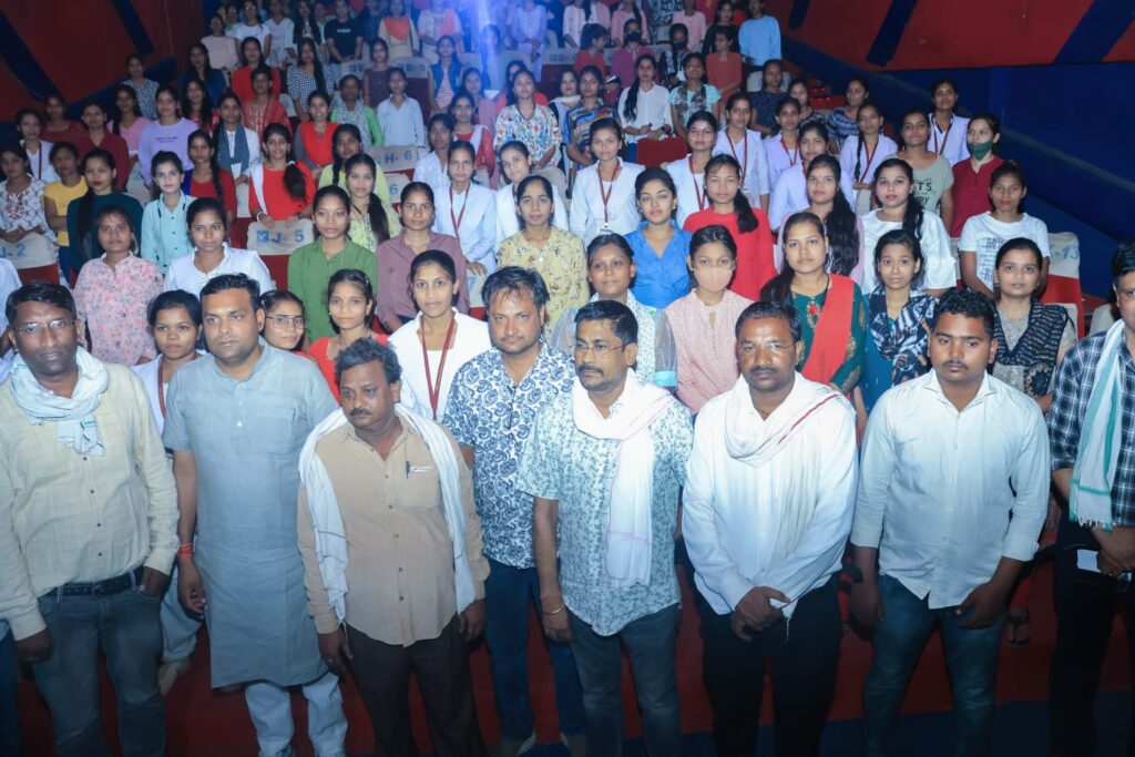 अमर सुल्तानिया की अनुकरणीय पहल-- सत्य घटना पर आधारित फिल्म केरला स्टोरी दिखलाई जनसेवक अमर सुल्तानिया ने जांजगीर शहर की युवतियों को, 22 मई को मेट्रो सिनेमा जांजगीर में तीनों शो का निशुल्क हुआ आयोजन, 300 युवतियों ने देखी मूवी अमर सुल्तानिया की अनुकरणीय पहल-- सत्य घटना पर आधारित फिल्म केरला स्टोरी दिखलाई जनसेवक अमर सुल्तानिया ने जांजगीर शहर की युवतियों को, 22 मई को मेट्रो सिनेमा जांजगीर में तीनों शो का निशुल्क हुआ आयोजन, 300 युवतियों ने देखी मूवी kshititech