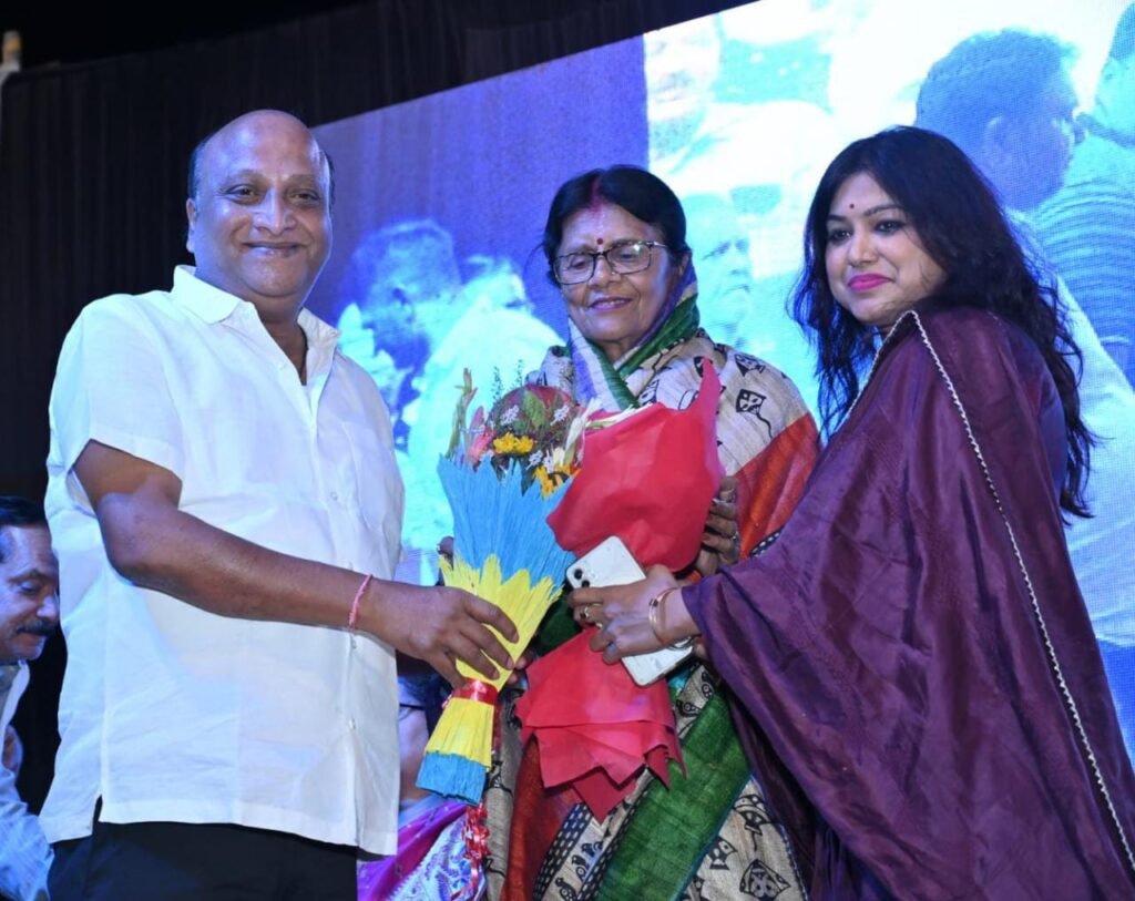 ज्योत्सना के सफलतम 4 वर्ष-- कोरबा लोकसभा की आवाज बनीं सांसद ज्योत्सना महंत का संसदीय कार्यकाल,संसद सत्र में मजबूत उपस्थिति व रेल, कोयला,प्रदूषण, सहित मूलभूत सुविधाओं पर मुखर रही महंत, अपने संसदीय क्षेत्र के कई नए जिलों के निर्माण में ज्योत्सना ने निभाई अहम भूमिका, क्षेत्रवासी दे रहे सफलतम 4 वर्ष की बधाई kshititech