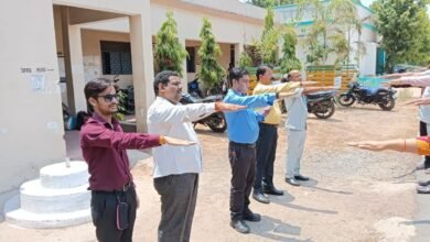 <em>शहादत दिवस-- 25 मई को झीरम घाटी के शहीदों को दी गई श्रद्धांजलि, जिला शिक्षा अधिकारी कार्यालय में हुआ श्रद्धांजलि सभा का आयोजन, शिक्षा विभाग के विधायक प्रतिनिधि गिरधर ने कहा-तत्कालीन भाजपा सरकार ने नहीं दी कांग्रेस नेताओं को सुरक्षा, एसडीएम दाहिरे ने दिलाई सभी को शपथ</em> kshititech