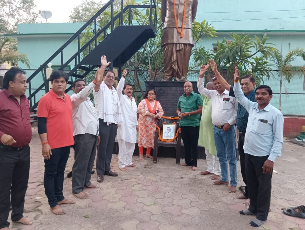 <em>जिला मुख्यालय शक्ति के कांग्रेसियों ने दी शहीद नंदकुमार पटेल को पुण्यतिथि पर श्रद्धांजलि, शहर कांग्रेस अध्यक्ष दादू जायसवाल ने कहा-- कांग्रेस कार्यकर्ताओं एवं जवानों की नक्सलियों ने की सुनियोजित ढंग से निर्मम हत्या</em> <em>जिला मुख्यालय शक्ति के कांग्रेसियों ने दी शहीद नंदकुमार पटेल को पुण्यतिथि पर श्रद्धांजलि, शहर कांग्रेस अध्यक्ष दादू जायसवाल ने कहा-- कांग्रेस कार्यकर्ताओं एवं जवानों की नक्सलियों ने की सुनियोजित ढंग से निर्मम हत्या</em> kshititech