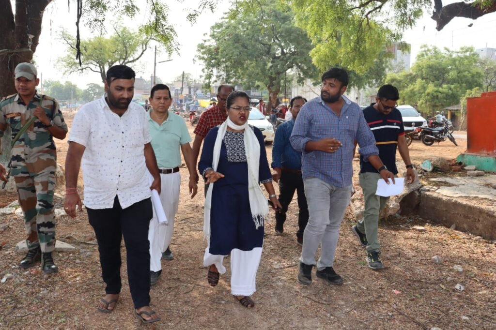 हाउसिंग बोर्ड के माध्यम से होंगे कार्य--<em>शक्ति के बुधवारी बाजार क्षेत्र के विकास को गति देने कलेक्टर पहुंची मौके पर,अतिक्रमण हटाओ अभियान के बाद कलेक्टर की सक्रियता से चौड़ी सड़क एवं ग्रीन एरिया का होगा निर्माण, व्यापारियों के लिए बनेगी दुकान, मल्टीप्लेक्स की होगी स्थापना</em> kshititech