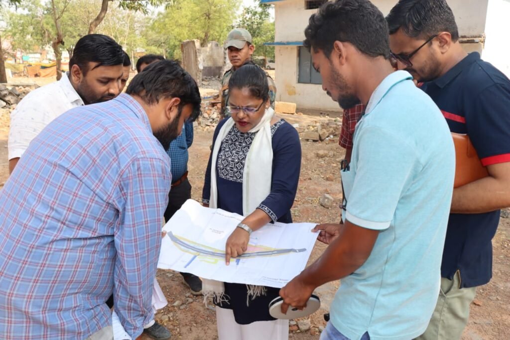 हाउसिंग बोर्ड के माध्यम से होंगे कार्य--<em>शक्ति के बुधवारी बाजार क्षेत्र के विकास को गति देने कलेक्टर पहुंची मौके पर,अतिक्रमण हटाओ अभियान के बाद कलेक्टर की सक्रियता से चौड़ी सड़क एवं ग्रीन एरिया का होगा निर्माण, व्यापारियों के लिए बनेगी दुकान, मल्टीप्लेक्स की होगी स्थापना</em> kshititech