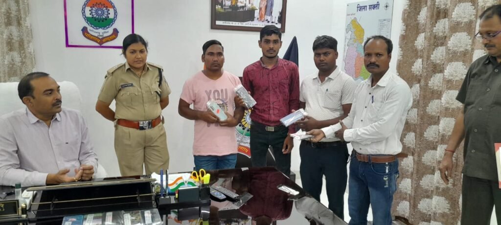 <em>धन्यवाद पुलिस-- जो किसी ने सोचा नहीं, वह कर दिखाया पुलिस ने-- 09 लाख रुपये की कीमत के 60 एंड्राइड मोबाइल फोन सकती पुलिस ने किए लोगों को वापस, एक प्रयास- आपका गुम मोबाइल आपके पास के तहत हुआ कार्यक्रम</em> kshititech