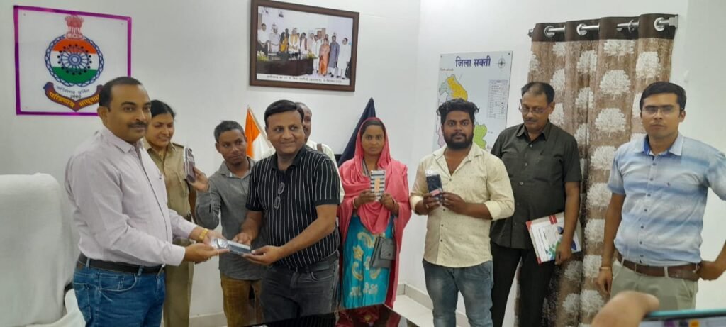 <em>धन्यवाद पुलिस-- जो किसी ने सोचा नहीं, वह कर दिखाया पुलिस ने-- 09 लाख रुपये की कीमत के 60 एंड्राइड मोबाइल फोन सकती पुलिस ने किए लोगों को वापस, एक प्रयास- आपका गुम मोबाइल आपके पास के तहत हुआ कार्यक्रम</em> kshititech