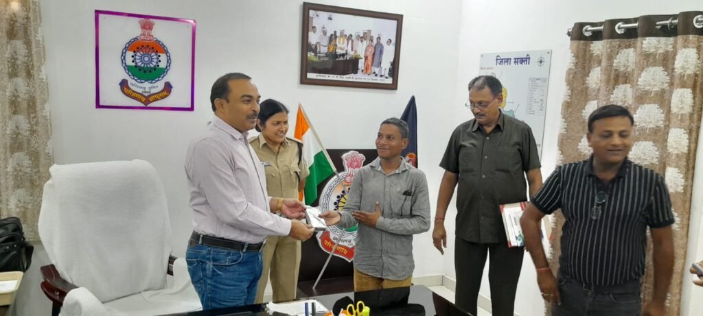 <em>धन्यवाद पुलिस-- जो किसी ने सोचा नहीं, वह कर दिखाया पुलिस ने-- 09 लाख रुपये की कीमत के 60 एंड्राइड मोबाइल फोन सकती पुलिस ने किए लोगों को वापस, एक प्रयास- आपका गुम मोबाइल आपके पास के तहत हुआ कार्यक्रम</em> kshititech