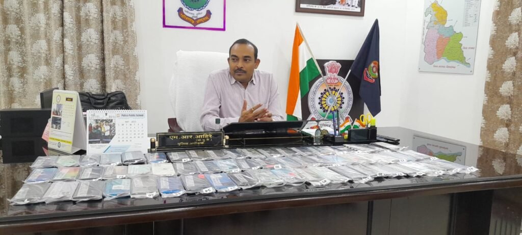 <em>3 पुलिस आरक्षको पर चला पुलिसिया डंडा, महिला की शिकायत पर आरक्षकों को किया गया पुलिस आरक्षी केंद्र में अटैच, एसपी ने दिया संदेश--गलती करने पर पुलिस अधिकारी/ कर्मचारियों पर भी होगी कार्यवाही</em> kshititech