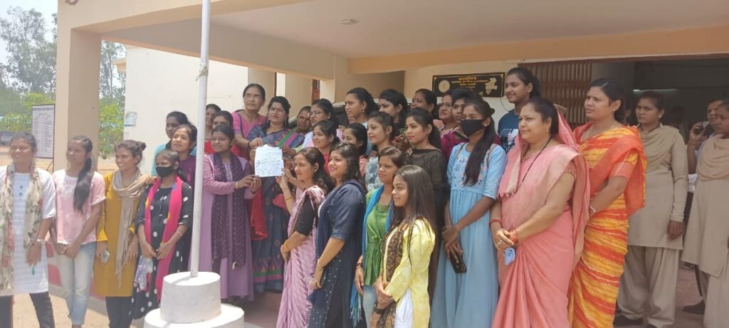 शक्ति में सरकारी गर्ल्स कॉलेज का मामला पकड़ने लगा तूल- <em>विद्यार्थियों के साथ जनप्रतिनिधि पहुंचे कलेक्टर के पास, शक्ति में कन्या महाविद्यालय को शीघ्र प्रारंभ करने सौंपा ज्ञापन, कांग्रेस नेता भी एकजुट होकर लगे कन्या महाविद्यालय खुलवाने में</em> kshititech