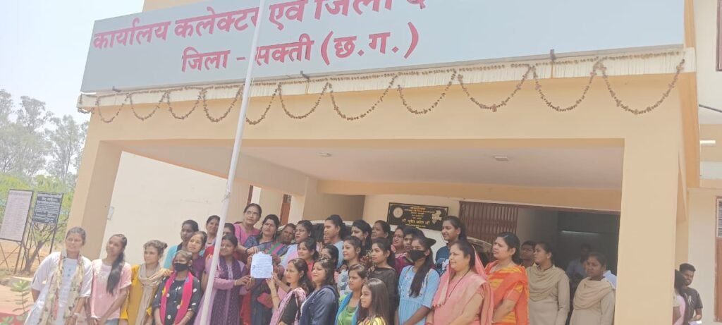 शक्ति में सरकारी गर्ल्स कॉलेज का मामला पकड़ने लगा तूल- <em>विद्यार्थियों के साथ जनप्रतिनिधि पहुंचे कलेक्टर के पास, शक्ति में कन्या महाविद्यालय को शीघ्र प्रारंभ करने सौंपा ज्ञापन, कांग्रेस नेता भी एकजुट होकर लगे कन्या महाविद्यालय खुलवाने में</em> kshititech