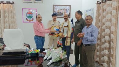 <em>42 वर्षों की सेवाएं देने के बाद राजकुमार पांडेय की सेवानिवृत्ति पर हुआ विदाई समारोह का आयोजन, विभिन्न जिलों में पुलिस विभाग में दी सेवाएं</em> <em>42 वर्षों की सेवाएं देने के बाद राजकुमार पांडेय की सेवानिवृत्ति पर हुआ विदाई समारोह का आयोजन, विभिन्न जिलों में पुलिस विभाग में दी सेवाएं</em> kshititech