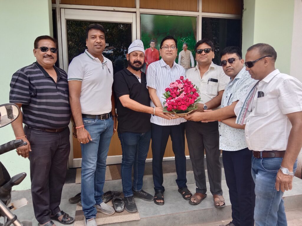 अपने जनसेवक का जन्मदिन मनाने दिखा समर्थकों में उत्साह-- श्यामसुंदर ने जन्मदिन पर महामाया मंदिर, सिद्ध श्री हनुमान मंदिर में जाकर टेका मत्था,बिसाहूदास महंत उद्यान में किया प्रतिमा पर माल्यार्पण तो वही शक्ति की गौशाला में पहुंचकर गौ माताओं को खिलाया गुड़- चना, श्यामू समर्थक जगह-जगह कर रहे जन्मदिन का आयोजन, श्यामसुंदर ने कहा-- आप सभी की मिली शुभकामनाओं एवं आशीर्वाद से मैं अभिभूत अपने जनसेवक का जन्मदिन मनाने दिखा समर्थकों में उत्साह-- श्यामसुंदर ने जन्मदिन पर महामाया मंदिर, सिद्ध श्री हनुमान मंदिर में जाकर टेका मत्था,बिसाहूदास महंत उद्यान में किया प्रतिमा पर माल्यार्पण तो वही शक्ति की गौशाला में पहुंचकर गौ माताओं को खिलाया गुड़- चना, श्यामू समर्थक जगह-जगह कर रहे जन्मदिन का आयोजन, श्यामसुंदर ने कहा-- आप सभी की मिली शुभकामनाओं एवं आशीर्वाद से मैं अभिभूत kshititech