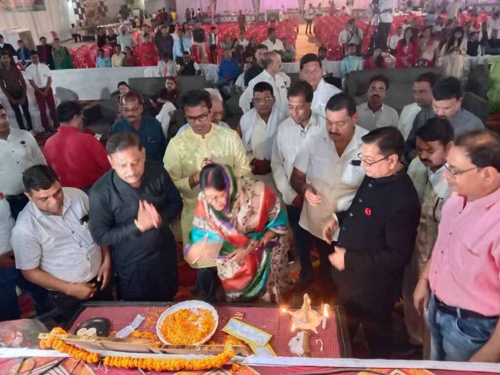 श्यामसुंदर के जन्मदिन पर हुआ बॉलीवुड नाइट का कार्यक्रम,कोरबा सांसद सहित अतिथियों ने किया जिले के मेरिट विद्यार्थियों का सम्मान, अतरंगी बैंड की धुन ने किया लोगों को मंत्रमुग्ध, जिले के 8 विद्यार्थियों ने गुलशन ग्रोवर के साथ करवाई संयुक्त फोटोग्राफी, श्यामसुंदर ने कहा-- आज का दिन मेरे लिए बड़ा ही सौभाग्यशाली श्यामसुंदर के जन्मदिन पर हुआ बॉलीवुड नाइट का कार्यक्रम,कोरबा सांसद सहित अतिथियों ने किया जिले के मेरिट विद्यार्थियों का सम्मान, अतरंगी बैंड की धुन ने किया लोगों को मंत्रमुग्ध, जिले के 8 विद्यार्थियों ने गुलशन ग्रोवर के साथ करवाई संयुक्त फोटोग्राफी, श्यामसुंदर ने कहा-- आज का दिन मेरे लिए बड़ा ही सौभाग्यशाली kshititech