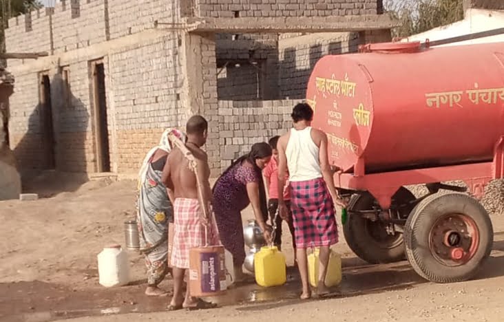 नगर पंचायत अड़भार में ग्रीष्म ऋतु को देखते हुए पानी टैंकर से पेयजल आपूर्ति एवं सफाई की हो रही समुचित व्यवस्था, भीषण गर्मी के चलते गिरते भूजल स्तर के बावजूद नगर पंचायत वार्डों में कर रहा बेहतर पेयजल आपूर्ति की व्यवस्था नगर पंचायत अड़भार में ग्रीष्म ऋतु को देखते हुए पानी टैंकर से पेयजल आपूर्ति एवं सफाई की हो रही समुचित व्यवस्था, भीषण गर्मी के चलते गिरते भूजल स्तर के बावजूद नगर पंचायत वार्डों में कर रहा बेहतर पेयजल आपूर्ति की व्यवस्था kshititech