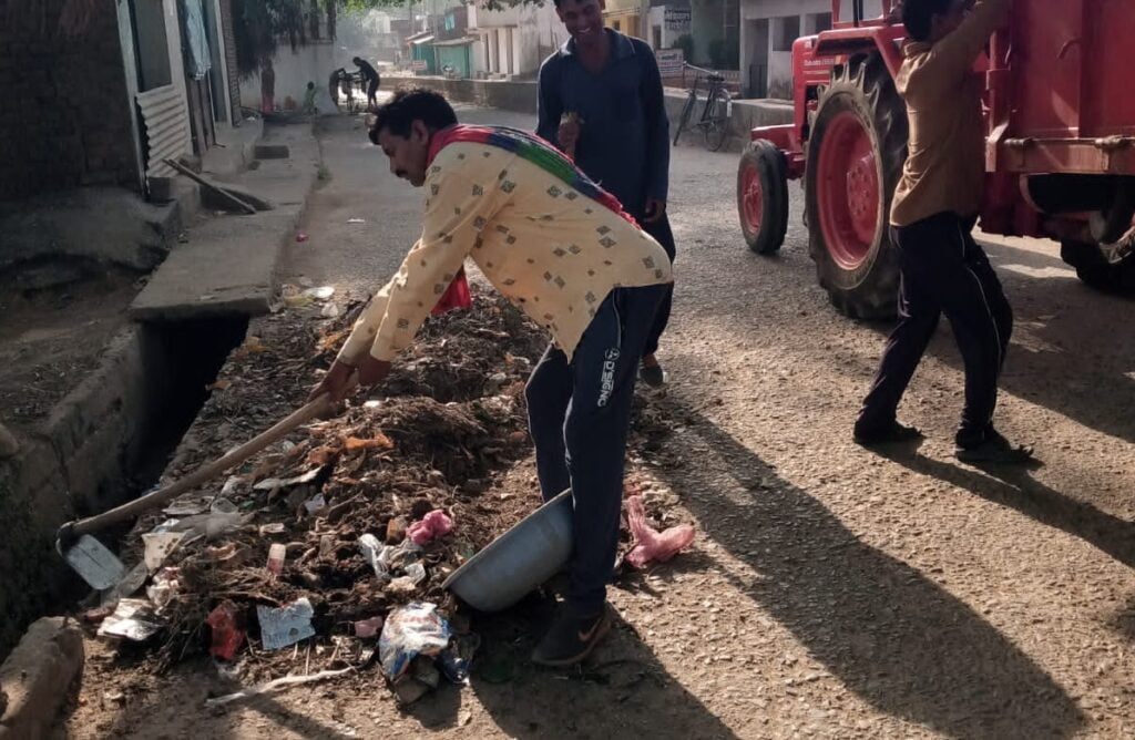 नगर पंचायत अड़भार में ग्रीष्म ऋतु को देखते हुए पानी टैंकर से पेयजल आपूर्ति एवं सफाई की हो रही समुचित व्यवस्था, भीषण गर्मी के चलते गिरते भूजल स्तर के बावजूद नगर पंचायत वार्डों में कर रहा बेहतर पेयजल आपूर्ति की व्यवस्था नगर पंचायत अड़भार में ग्रीष्म ऋतु को देखते हुए पानी टैंकर से पेयजल आपूर्ति एवं सफाई की हो रही समुचित व्यवस्था, भीषण गर्मी के चलते गिरते भूजल स्तर के बावजूद नगर पंचायत वार्डों में कर रहा बेहतर पेयजल आपूर्ति की व्यवस्था kshititech