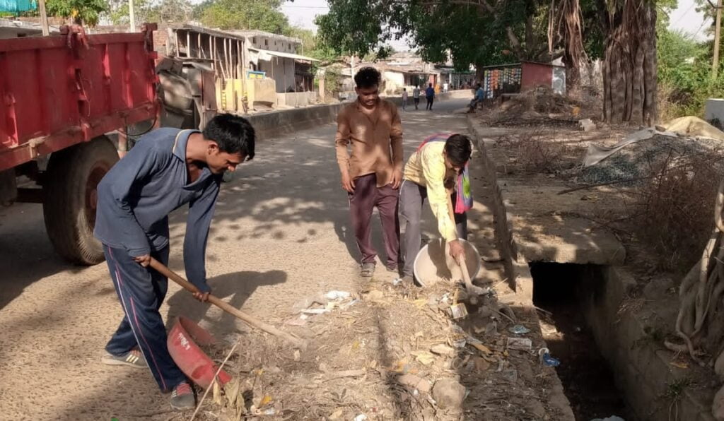 नगर पंचायत अड़भार में ग्रीष्म ऋतु को देखते हुए पानी टैंकर से पेयजल आपूर्ति एवं सफाई की हो रही समुचित व्यवस्था, भीषण गर्मी के चलते गिरते भूजल स्तर के बावजूद नगर पंचायत वार्डों में कर रहा बेहतर पेयजल आपूर्ति की व्यवस्था नगर पंचायत अड़भार में ग्रीष्म ऋतु को देखते हुए पानी टैंकर से पेयजल आपूर्ति एवं सफाई की हो रही समुचित व्यवस्था, भीषण गर्मी के चलते गिरते भूजल स्तर के बावजूद नगर पंचायत वार्डों में कर रहा बेहतर पेयजल आपूर्ति की व्यवस्था kshititech