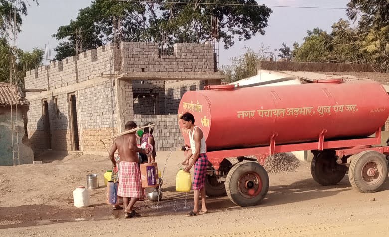 नगर पंचायत अड़भार में ग्रीष्म ऋतु को देखते हुए पानी टैंकर से पेयजल आपूर्ति एवं सफाई की हो रही समुचित व्यवस्था, भीषण गर्मी के चलते गिरते भूजल स्तर के बावजूद नगर पंचायत वार्डों में कर रहा बेहतर पेयजल आपूर्ति की व्यवस्था नगर पंचायत अड़भार में ग्रीष्म ऋतु को देखते हुए पानी टैंकर से पेयजल आपूर्ति एवं सफाई की हो रही समुचित व्यवस्था, भीषण गर्मी के चलते गिरते भूजल स्तर के बावजूद नगर पंचायत वार्डों में कर रहा बेहतर पेयजल आपूर्ति की व्यवस्था kshititech