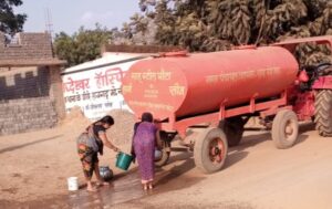 नगर पंचायत अड़भार में ग्रीष्म ऋतु को देखते हुए पानी टैंकर से पेयजल आपूर्ति एवं सफाई की हो रही समुचित व्यवस्था, भीषण गर्मी के चलते गिरते भूजल स्तर के बावजूद नगर पंचायत वार्डों में कर रहा बेहतर पेयजल आपूर्ति की व्यवस्था नगर पंचायत अड़भार में ग्रीष्म ऋतु को देखते हुए पानी टैंकर से पेयजल आपूर्ति एवं सफाई की हो रही समुचित व्यवस्था, भीषण गर्मी के चलते गिरते भूजल स्तर के बावजूद नगर पंचायत वार्डों में कर रहा बेहतर पेयजल आपूर्ति की व्यवस्था kshititech