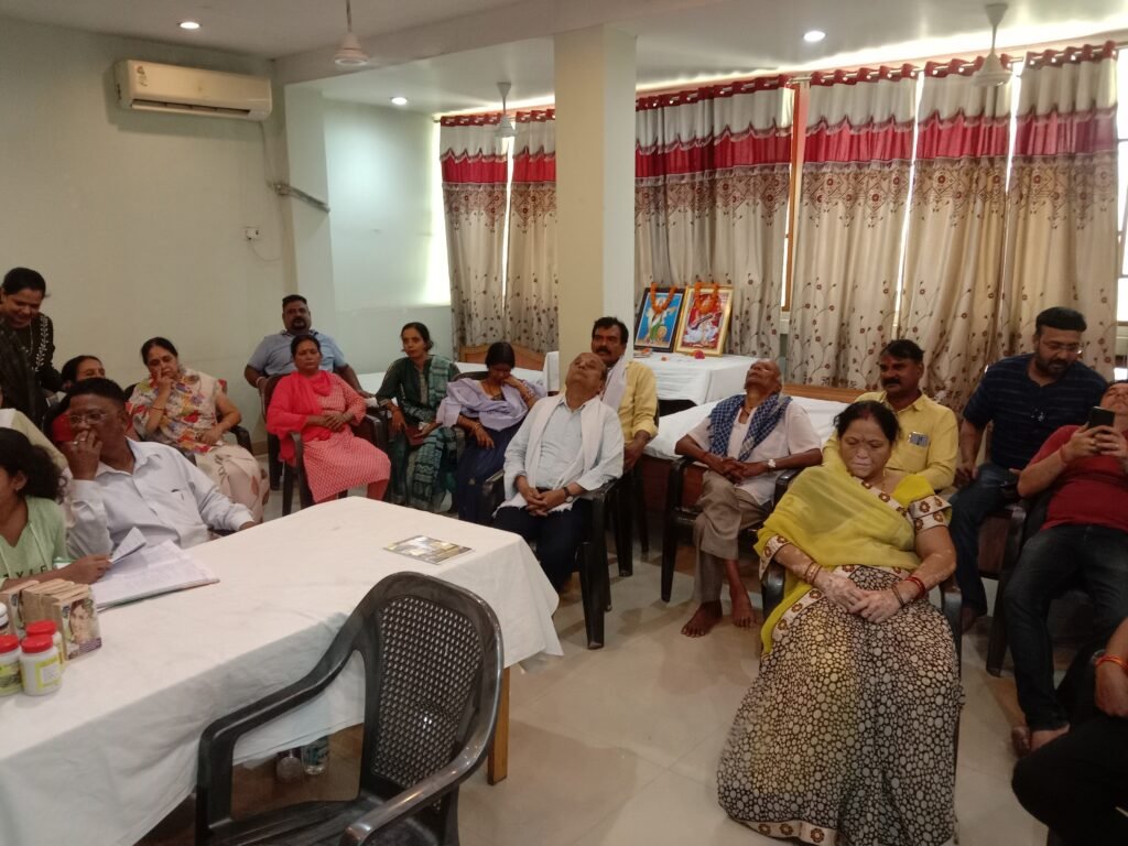 शक्ति के गिरिराज रेन बसेरा में 19 मई को हुआ द्वितीय आंख जाला शिविर,290 लोगों ने करवाया जाला साफ, अमरलाल अग्रवाल कांट्रेक्टर ने किया था आयोजन, अमर ने कहा-- शिविर में मिल रहे लाभ से अन्य राज्यों के भी लोग पहुंचकर करवा रहे उपचार,छत्तीसगढ़ की प्रसिद्ध जड़ी- बूटियों से हो रहा आंखों का जाला साफ़ kshititech