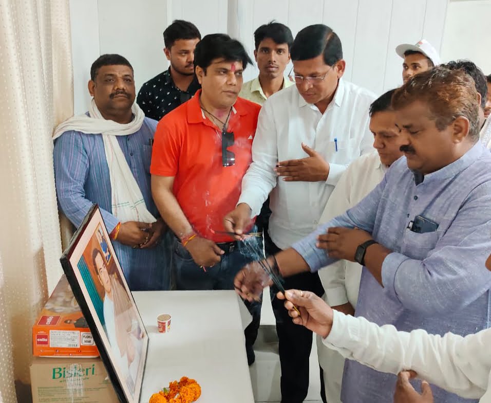 राजीव जी की पुण्यतिथि पर जिला कलेक्ट्रेट कार्यालय में दी गई श्रद्धांजलि, जिले के प्रशासनिक अधिकारी सहित जनप्रतिनिधि रहे मौजूद, पूर्व जिला पंचायत सदस्य अमित राठौर ने कहा-- राजीव जी का योगदान नहीं भुला सकते कभी देशवासी राजीव जी की पुण्यतिथि पर जिला कलेक्ट्रेट कार्यालय में दी गई श्रद्धांजलि, जिले के प्रशासनिक अधिकारी सहित जनप्रतिनिधि रहे मौजूद, पूर्व जिला पंचायत सदस्य अमित राठौर ने कहा-- राजीव जी का योगदान नहीं भुला सकते कभी देशवासी kshititech
