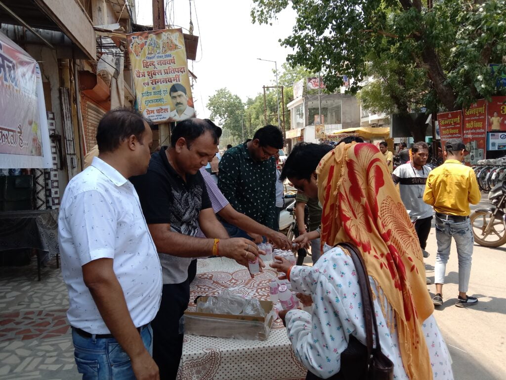 मायूम शक्ति का सेवा कार्य-- मारवाड़ी युवा मंच शक्ति शाखा ने ग्रीष्म ऋतु में राहगीरों को पिलाई शरबत एवं ठंडा पानी, सेवा के कार्यों में शहर की अग्रणी संस्था है मारवाड़ी युवा जिला पंचायत सदस्य उमा राजेंद्र राठौर भी पहुंची मंच के इस सेवा शिविर में, पूर्व नगरपालिका अध्यक्ष संजय रामचंद्र ने कहा--शक्ति में मंच सेवा कार्यों के लिए सदैव रहती है अग्रणी मायूम शक्ति का सेवा कार्य-- मारवाड़ी युवा मंच शक्ति शाखा ने ग्रीष्म ऋतु में राहगीरों को पिलाई शरबत एवं ठंडा पानी, सेवा के कार्यों में शहर की अग्रणी संस्था है मारवाड़ी युवा जिला पंचायत सदस्य उमा राजेंद्र राठौर भी पहुंची मंच के इस सेवा शिविर में, पूर्व नगरपालिका अध्यक्ष संजय रामचंद्र ने कहा--शक्ति में मंच सेवा कार्यों के लिए सदैव रहती है अग्रणी kshititech