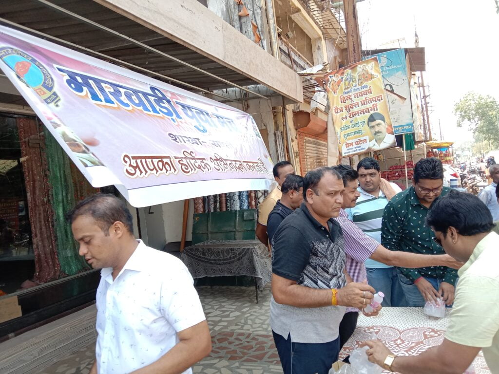मायूम शक्ति का सेवा कार्य-- मारवाड़ी युवा मंच शक्ति शाखा ने ग्रीष्म ऋतु में राहगीरों को पिलाई शरबत एवं ठंडा पानी, सेवा के कार्यों में शहर की अग्रणी संस्था है मारवाड़ी युवा जिला पंचायत सदस्य उमा राजेंद्र राठौर भी पहुंची मंच के इस सेवा शिविर में, पूर्व नगरपालिका अध्यक्ष संजय रामचंद्र ने कहा--शक्ति में मंच सेवा कार्यों के लिए सदैव रहती है अग्रणी मायूम शक्ति का सेवा कार्य-- मारवाड़ी युवा मंच शक्ति शाखा ने ग्रीष्म ऋतु में राहगीरों को पिलाई शरबत एवं ठंडा पानी, सेवा के कार्यों में शहर की अग्रणी संस्था है मारवाड़ी युवा जिला पंचायत सदस्य उमा राजेंद्र राठौर भी पहुंची मंच के इस सेवा शिविर में, पूर्व नगरपालिका अध्यक्ष संजय रामचंद्र ने कहा--शक्ति में मंच सेवा कार्यों के लिए सदैव रहती है अग्रणी kshititech