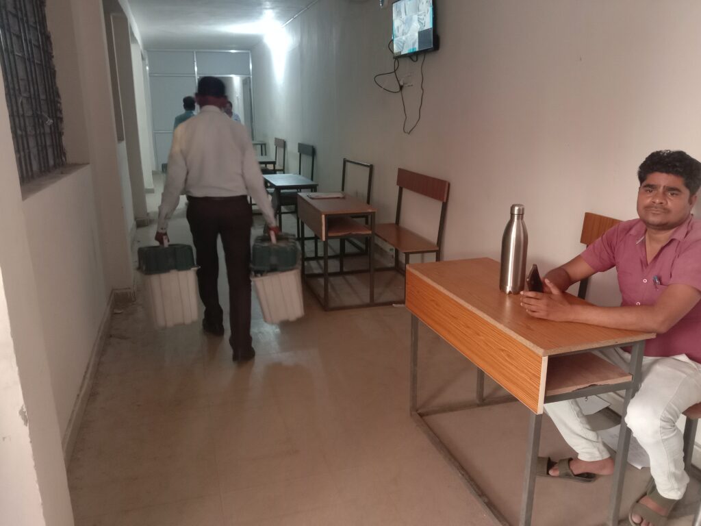 <em>शक्ति जिले में लोकतंत्र के महापर्व की तैयारी प्रारंभ की जिला प्रशासन ने, शक्ति के बालक हाईस्कूल मैदान में शक्ति जिले के 623 मतदान केंद्रों की ईवीएम मशीनों की स्कैनिंग का कार्य हुआ प्रारंभ, प्रशासन की तैयारियों के साथ-साथ राजनीतिक दलों में भी चुनाव को लेकर तैयारियां हुई शुरू</em> <em>शक्ति जिले में लोकतंत्र के महापर्व की तैयारी प्रारंभ की जिला प्रशासन ने, शक्ति के बालक हाईस्कूल मैदान में शक्ति जिले के 623 मतदान केंद्रों की ईवीएम मशीनों की स्कैनिंग का कार्य हुआ प्रारंभ, प्रशासन की तैयारियों के साथ-साथ राजनीतिक दलों में भी चुनाव को लेकर तैयारियां हुई शुरू</em> kshititech