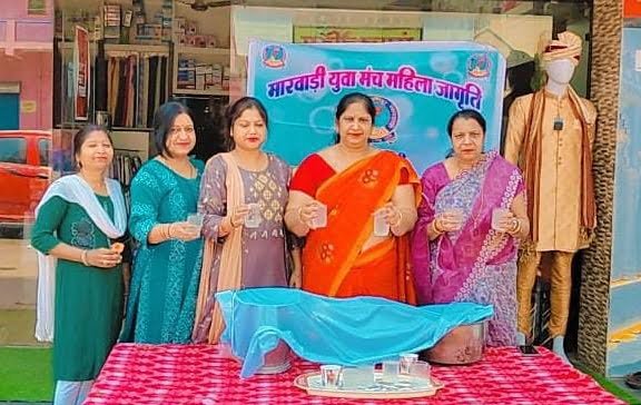 सबसे बड़ा पुण्य का कार्य--<em>मारवाड़ी युवा मंच की महिला जागृति शाखा शक्ति ने राहगीरों की करी पेयजल एवं शर्बत सेवा, गर्मी को देखते हुए किया शीतल पेय पदार्थों का वितरण</em> kshititech
