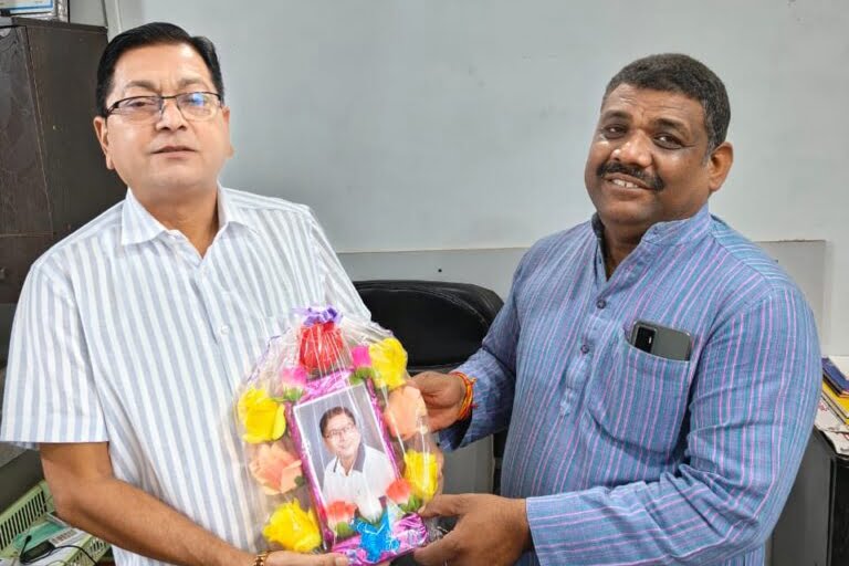 अपने जनसेवक का जन्मदिन मनाने दिखा समर्थकों में उत्साह-- श्यामसुंदर ने जन्मदिन पर महामाया मंदिर, सिद्ध श्री हनुमान मंदिर में जाकर टेका मत्था,बिसाहूदास महंत उद्यान में किया प्रतिमा पर माल्यार्पण तो वही शक्ति की गौशाला में पहुंचकर गौ माताओं को खिलाया गुड़- चना, श्यामू समर्थक जगह-जगह कर रहे जन्मदिन का आयोजन, श्यामसुंदर ने कहा-- आप सभी की मिली शुभकामनाओं एवं आशीर्वाद से मैं अभिभूत अपने जनसेवक का जन्मदिन मनाने दिखा समर्थकों में उत्साह-- श्यामसुंदर ने जन्मदिन पर महामाया मंदिर, सिद्ध श्री हनुमान मंदिर में जाकर टेका मत्था,बिसाहूदास महंत उद्यान में किया प्रतिमा पर माल्यार्पण तो वही शक्ति की गौशाला में पहुंचकर गौ माताओं को खिलाया गुड़- चना, श्यामू समर्थक जगह-जगह कर रहे जन्मदिन का आयोजन, श्यामसुंदर ने कहा-- आप सभी की मिली शुभकामनाओं एवं आशीर्वाद से मैं अभिभूत kshititech
