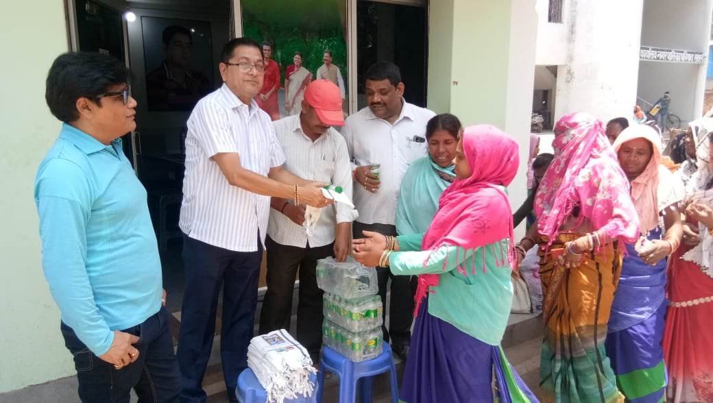 श्यामसुंदर की अनुकरणीय पहल-- पूर्व नगरपालिका अध्यक्ष श्यामसुंदर अग्रवाल ने भीषण गर्मी को देखते हुए नगरपालिका के सफाई मित्रों को किया गमछे का वितरण एवं पिलाया नींबू का पानी, श्यामसुंदर ने कहा-- मानव सेवा ही है सबसे बड़ा पुण्य का कार्य kshititech