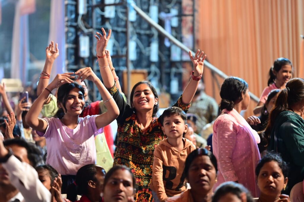 <em>राम जी का</em> मिला<em> कका को आशीर्वाद-- 2 जून के राष्ट्रीय रामायण महोत्सव में उमड़ी एक लाख की भीड़, रामलीला मैदान हो गया राममय, लक्खा- रघुवंशी के भजनों पर झूम उठे श्रोता, मंत्री अमरजीत भगत एवं टेकाम भी रहे मौजूद, श्रोताओं ने कहा उन्होंने सरकारी कार्यक्रम में कहीं नहीं देखी ऐसी सुंदर व्यवस्था</em> <em>राम जी का</em> मिला<em> कका को आशीर्वाद-- 2 जून के राष्ट्रीय रामायण महोत्सव में उमड़ी एक लाख की भीड़, रामलीला मैदान हो गया राममय, लक्खा- रघुवंशी के भजनों पर झूम उठे श्रोता, मंत्री अमरजीत भगत एवं टेकाम भी रहे मौजूद, श्रोताओं ने कहा उन्होंने सरकारी कार्यक्रम में कहीं नहीं देखी ऐसी सुंदर व्यवस्था</em> kshititech