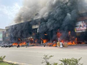 मृतकों के प्रति सांसद की संवेदनाएं-- <em>कोरबा के कमर्शियल कापलेक्स में हुई भारी आगजनी से झुलसे 3 लोगों की मौत, लोगों ने ऊपर से कुद कर भी बचाई अपनी जान, राहत- बचाव कार्य जारी, कोरबा सांसद ज्योत्सना महंत में जताया दुख एवं कोरबा कलेक्टर को दिए निर्देश</em> मृतकों के प्रति सांसद की संवेदनाएं-- <em>कोरबा के कमर्शियल कापलेक्स में हुई भारी आगजनी से झुलसे 3 लोगों की मौत, लोगों ने ऊपर से कुद कर भी बचाई अपनी जान, राहत- बचाव कार्य जारी, कोरबा सांसद ज्योत्सना महंत में जताया दुख एवं कोरबा कलेक्टर को दिए निर्देश</em> kshititech