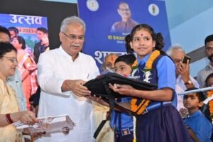 <em>अभ्यास पुस्तिका एवं काफी का हुआ निशुल्क वितरण-- सक्ति के शा पू मा वि स्टेशन पारा सक्ति में प्रवेश उत्सव मनाया गया, शाला विकास समिति अध्यक्ष विजय बहादुर गहरवाल ने तिलक लगाकर किया बच्चों का स्वागत, विजय ने कहा- बच्चे मन लगाकर करें पढ़ाई</em> kshititech