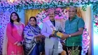 <em>प्रधान पाठक पंडित भोलाशंकर तिवारी की सेवानिवृत्ति पश्चात हुई रिटायरमेंट सेरिमनी, 35 वर्षों की शिक्षकीय सेवा के बाद रिटायर हुए भोलाशंकर तिवारी को लोगों ने दी विदाई, तिवारी परिवार शक्ति ने किया था 3 जून को आयोजन,डीईओ,बीइओ सहित शिक्षा विभाग के अधिकारी कर्मचारी एवं जनप्रतिनिधि पहुंचे कार्यक्रम में</em> kshititech