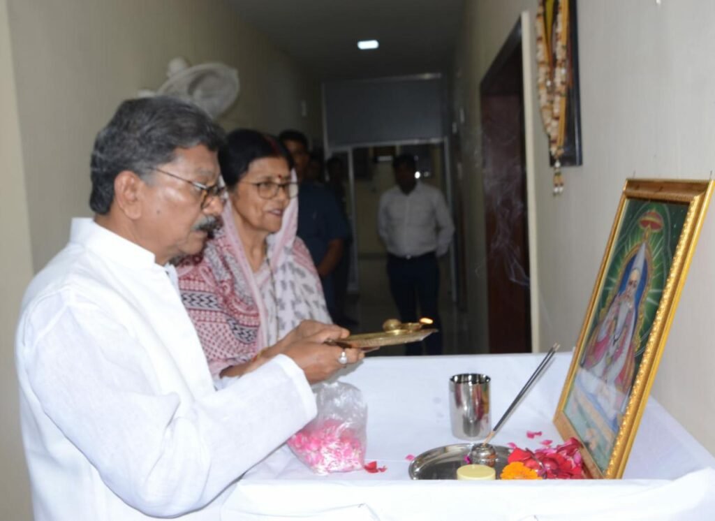 <em>पृथ्वी अनमोल है,इसे सुरक्षित रखना हम सभी का कर्तव्य है-- डॉ चरणदास महंत, विधानसभा अध्यक्ष ने विश्व पर्यावरण दिवस पर प्रदेशवासियों को दी बधाई, कबीर दास जी की जयंती पर महंत दंपत्ति ने करी पुष्पांजलि अर्पित</em> <em>पृथ्वी अनमोल है,इसे सुरक्षित रखना हम सभी का कर्तव्य है-- डॉ चरणदास महंत, विधानसभा अध्यक्ष ने विश्व पर्यावरण दिवस पर प्रदेशवासियों को दी बधाई, कबीर दास जी की जयंती पर महंत दंपत्ति ने करी पुष्पांजलि अर्पित</em> kshititech