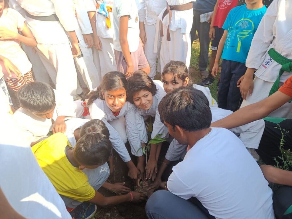 <em>विश्व पर्यावरण दिवस पर लक्ष्मी ने किया स्कूली बच्चों के साथ वृक्षारोपण, बच्चों को पर्यावरण के प्रति किया जागरूक, साथ ही लक्ष्मी ने कहा- पर्यावरण संरक्षित करने का आज ले हम सभी संकल्प</em>, पूरे वर्ष भर लक्ष्मी द्वारा पर्यावरण को लेकर किए जाते हैं विभिन्न में जागरूकता के कार्यक्रम <em>विश्व पर्यावरण दिवस पर लक्ष्मी ने किया स्कूली बच्चों के साथ वृक्षारोपण, बच्चों को पर्यावरण के प्रति किया जागरूक, साथ ही लक्ष्मी ने कहा- पर्यावरण संरक्षित करने का आज ले हम सभी संकल्प</em>, पूरे वर्ष भर लक्ष्मी द्वारा पर्यावरण को लेकर किए जाते हैं विभिन्न में जागरूकता के कार्यक्रम kshititech