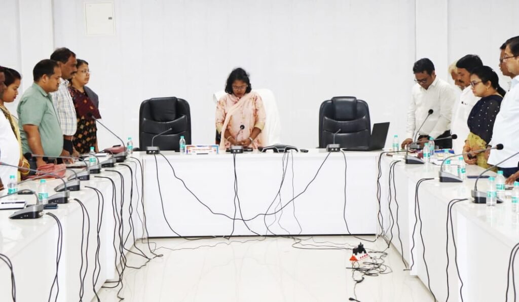 <em>11 00/-रुपए में आप भी बन सकते हैं रेडक्रॉस सोसाइटी के आजीवन सदस्य,कलेक्ट्रेट में संपन्न बैठक में पूर्व नगरपालिका अध्यक्ष श्यामसुंदर अग्रवाल ने कहा- अधिक से अधिक रेडक्रॉस सोसाइटी में बनाए जाएं सदस्य, शक्ति में साल 2003 से संचालित है रेडक्रॉस सोसाइटी</em>, मानवता की सेवा में समर्पित है रेडक्रॉस kshititech