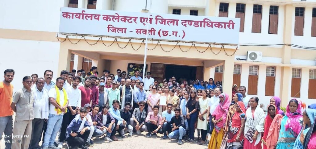 <em>सरकारी गर्ल्स कॉलेज के मामले में अब जेएलएनडी के स्टूडेंट पहुंचे कलेक्टर के पास, महाविद्यालयिन विद्यार्थियों ने कहा- नया सरकारी गर्ल्स कॉलेज खोला जाए शहर के गर्ल्स स्कूल में</em>, प्रबंधन समिति ने कहा-- तीन पालियों में संचालित कॉलेज में संभव नहीं है नया सरकारी गर्ल्स कॉलेज संचालन kshititech