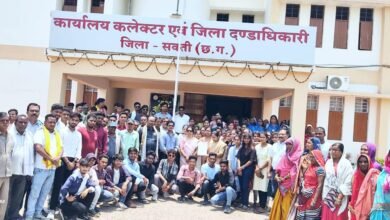 <em>सरकारी गर्ल्स कॉलेज के मामले में अब जेएलएनडी के स्टूडेंट पहुंचे कलेक्टर के पास, महाविद्यालयिन विद्यार्थियों ने कहा- नया सरकारी गर्ल्स कॉलेज खोला जाए शहर के गर्ल्स स्कूल में</em>, प्रबंधन समिति ने कहा-- तीन पालियों में संचालित कॉलेज में संभव नहीं है नया सरकारी गर्ल्स कॉलेज संचालन kshititech